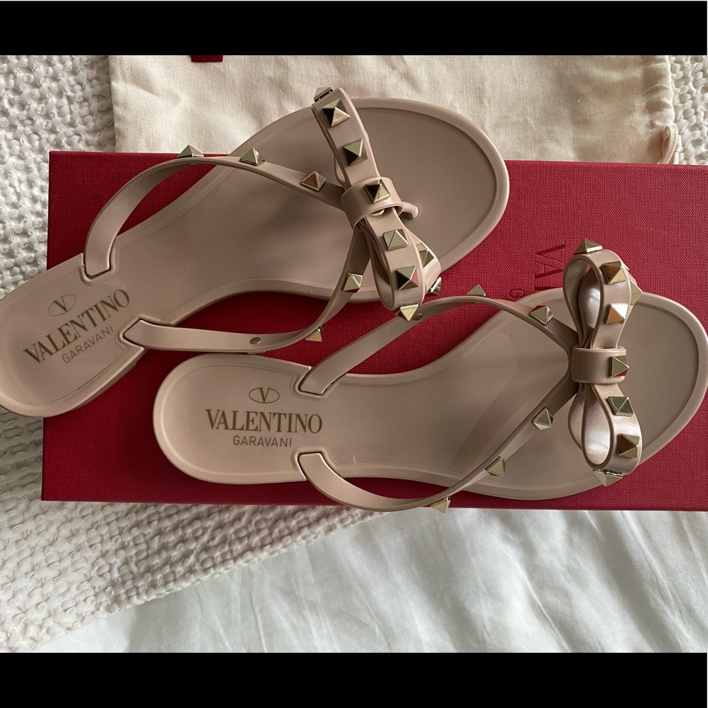 Valentino Garavani
Rockstud PVC Flat Thong Sandals